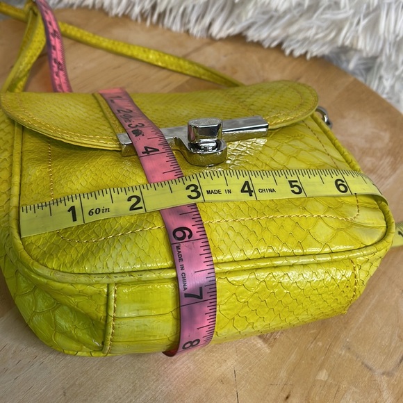 Liz Claiborne Yellow Vegan Python Crossbody Bag - Picture 11 of 11